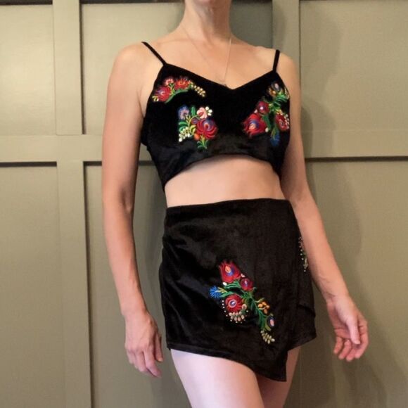 L'atiste By Amy Black Velvet Floral Embroidered Skort & Crop Top Set Size Small - Picture 2 of 15